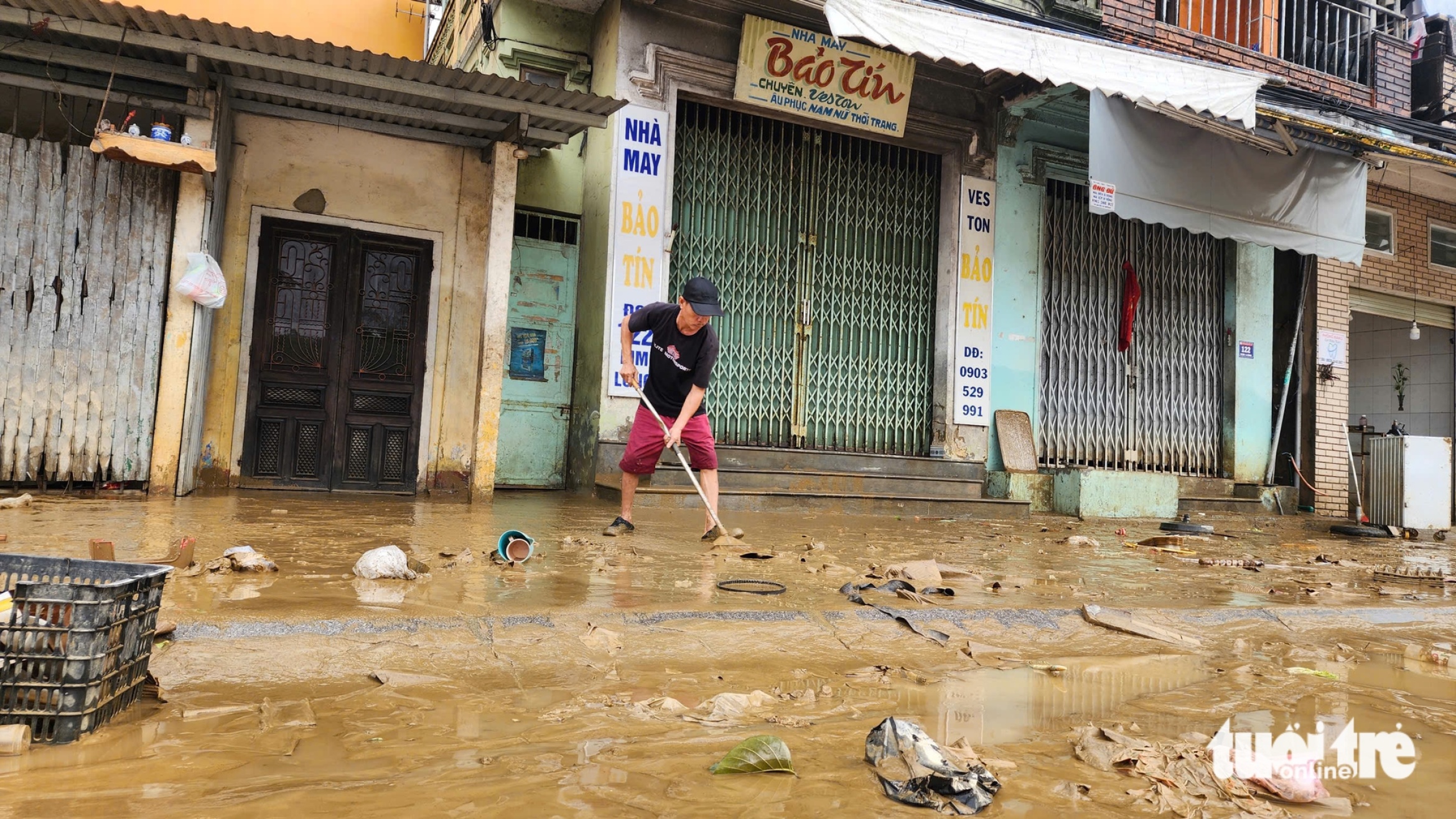 顺化在连续多日大雨后迎来阳光,居民趁洪水退去清理淤泥